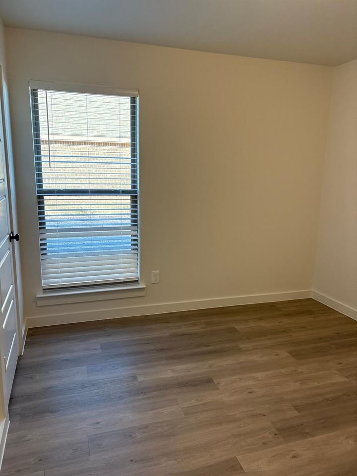 2513 Kenwood Ave - Photo 6 of 10