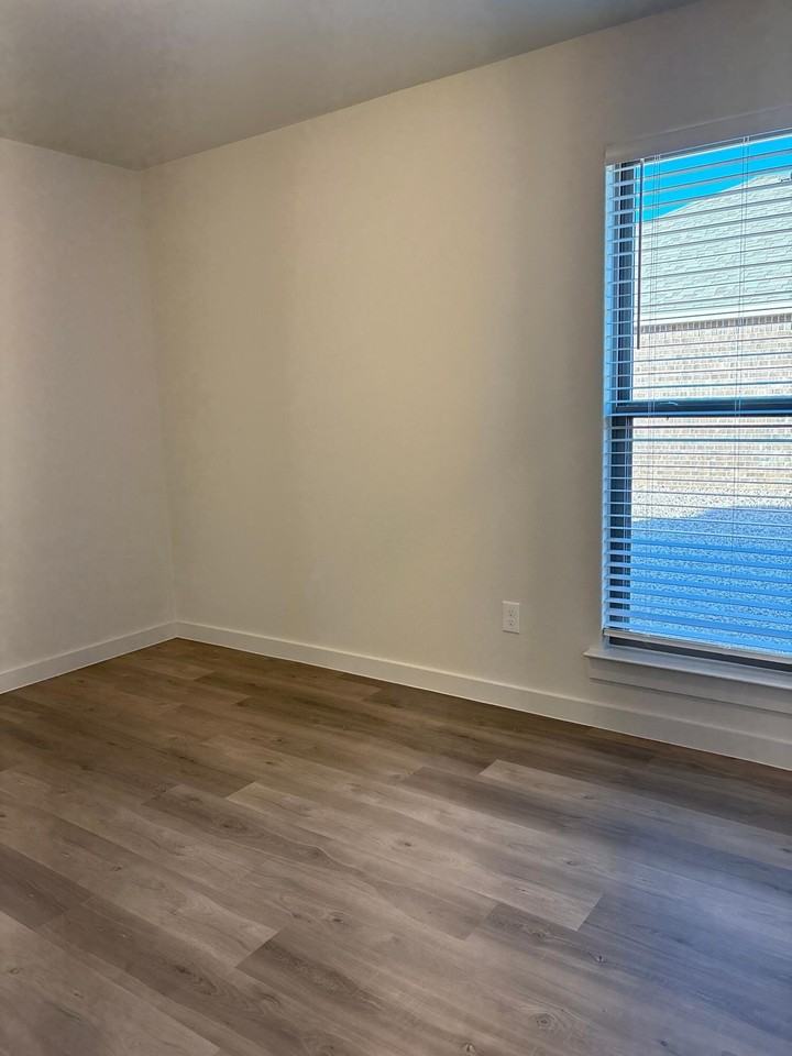 2513 Kenwood Ave - Photo 7 of 10