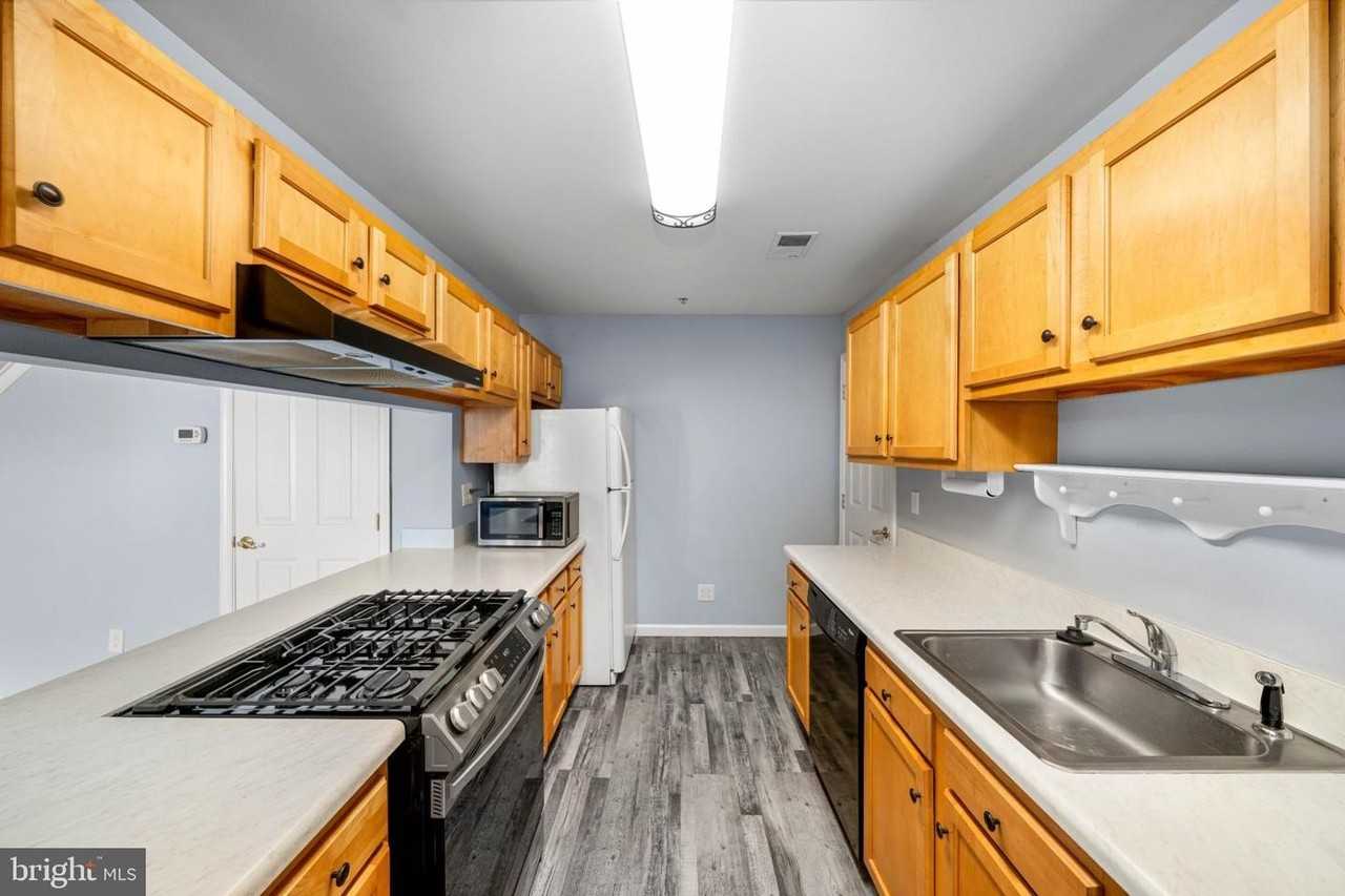 806 Waters Edge Dr - Photo 2 of 20