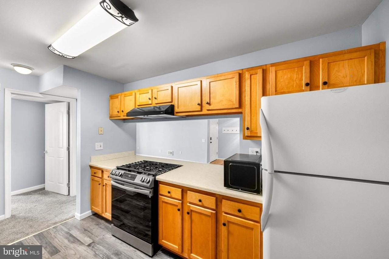 806 Waters Edge Dr - Photo 3 of 20