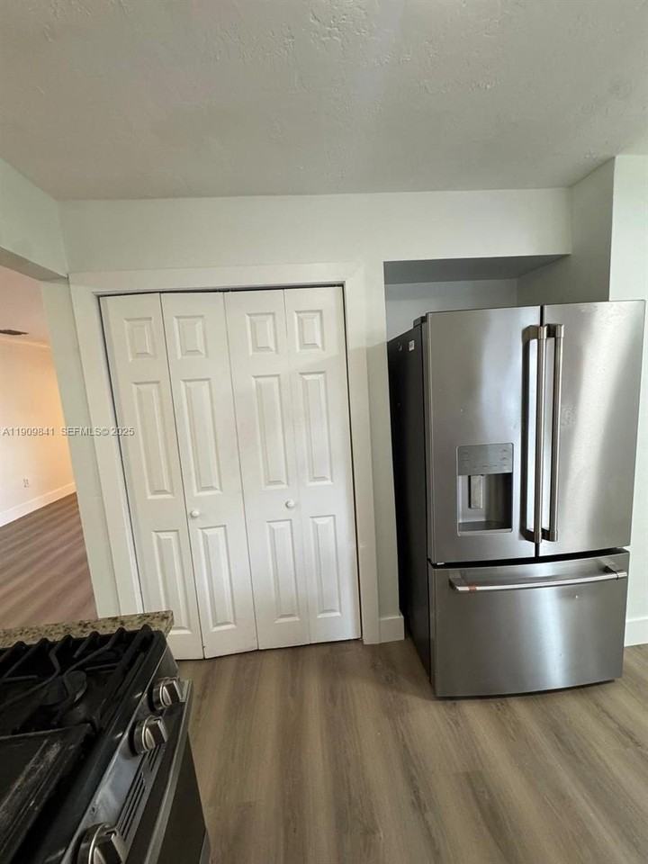 8670 Nw 28th Pl - Photo 4 of 23