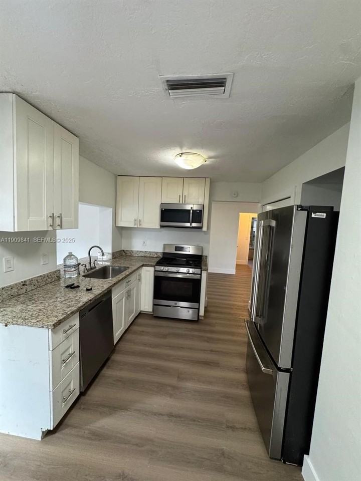 8670 Nw 28th Pl - Photo 5 of 23