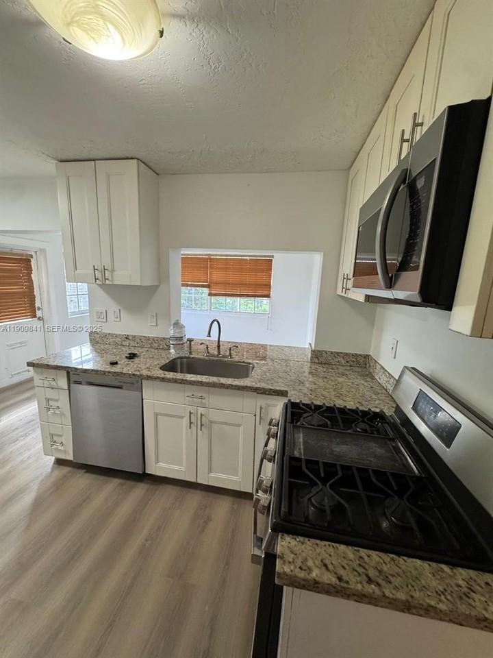 8670 Nw 28th Pl - Photo 6 of 23