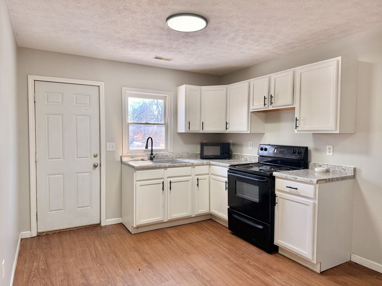 629 Swan St #D - Photo 4 of 13