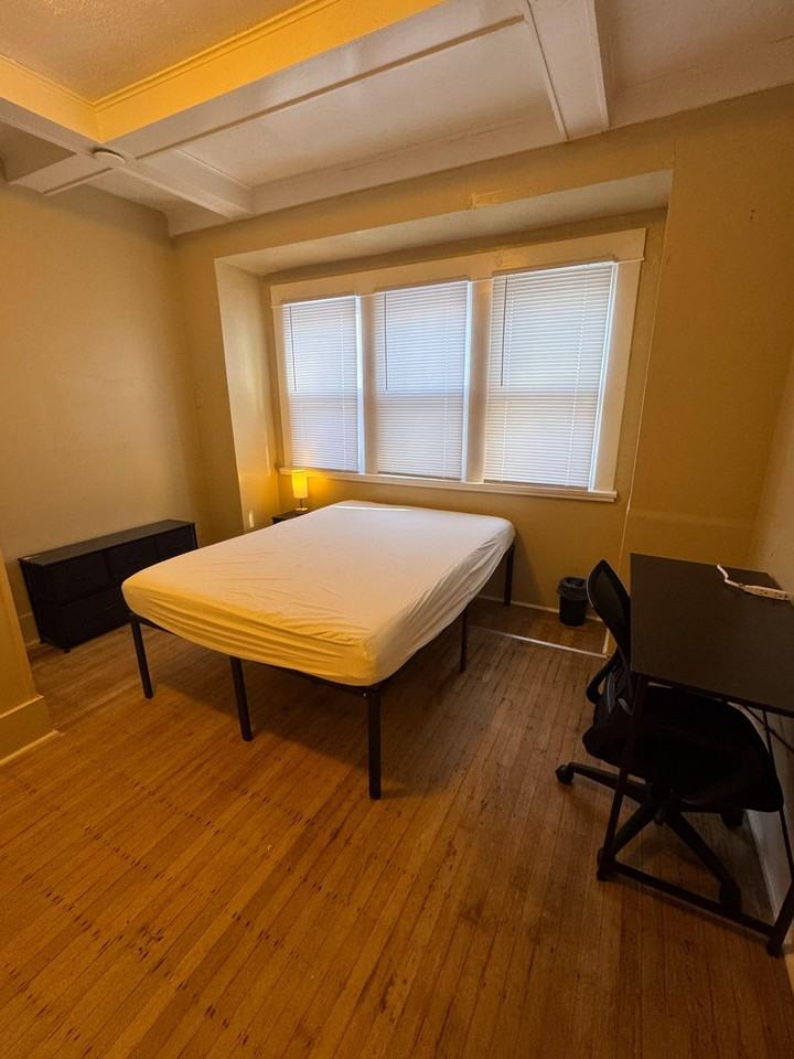 E New York St - Photo 4 of 9