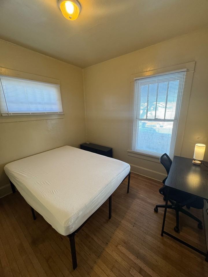 E New York St - Photo 7 of 9