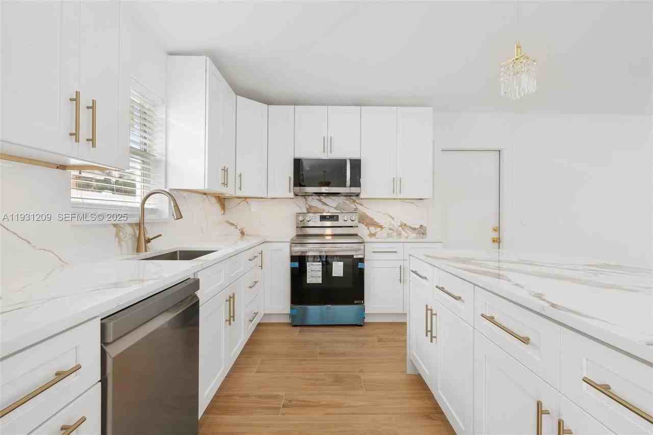 102 Sw 13th Ave - Photo 5 of 43