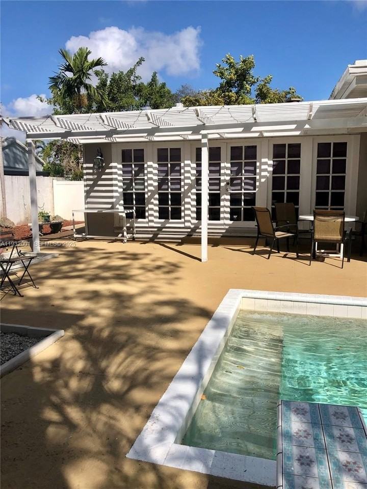 1628 Ne 4th Pl - Photo 3 of 18