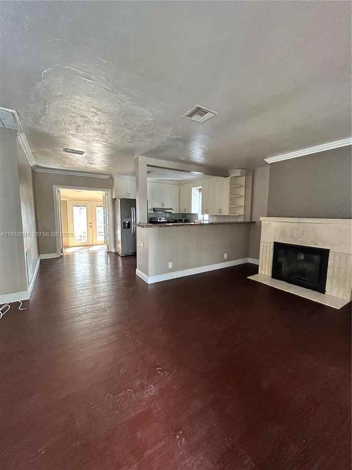 1628 Ne 4th Pl - Photo 7 of 18