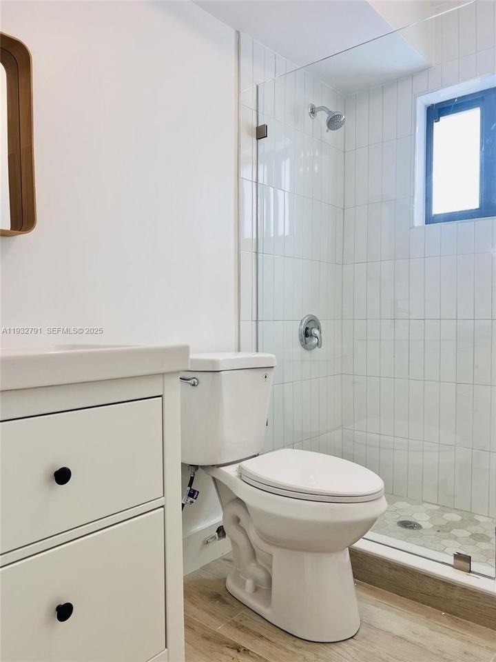 910 Sw 4th Ave #3 - Photo 2 of 3