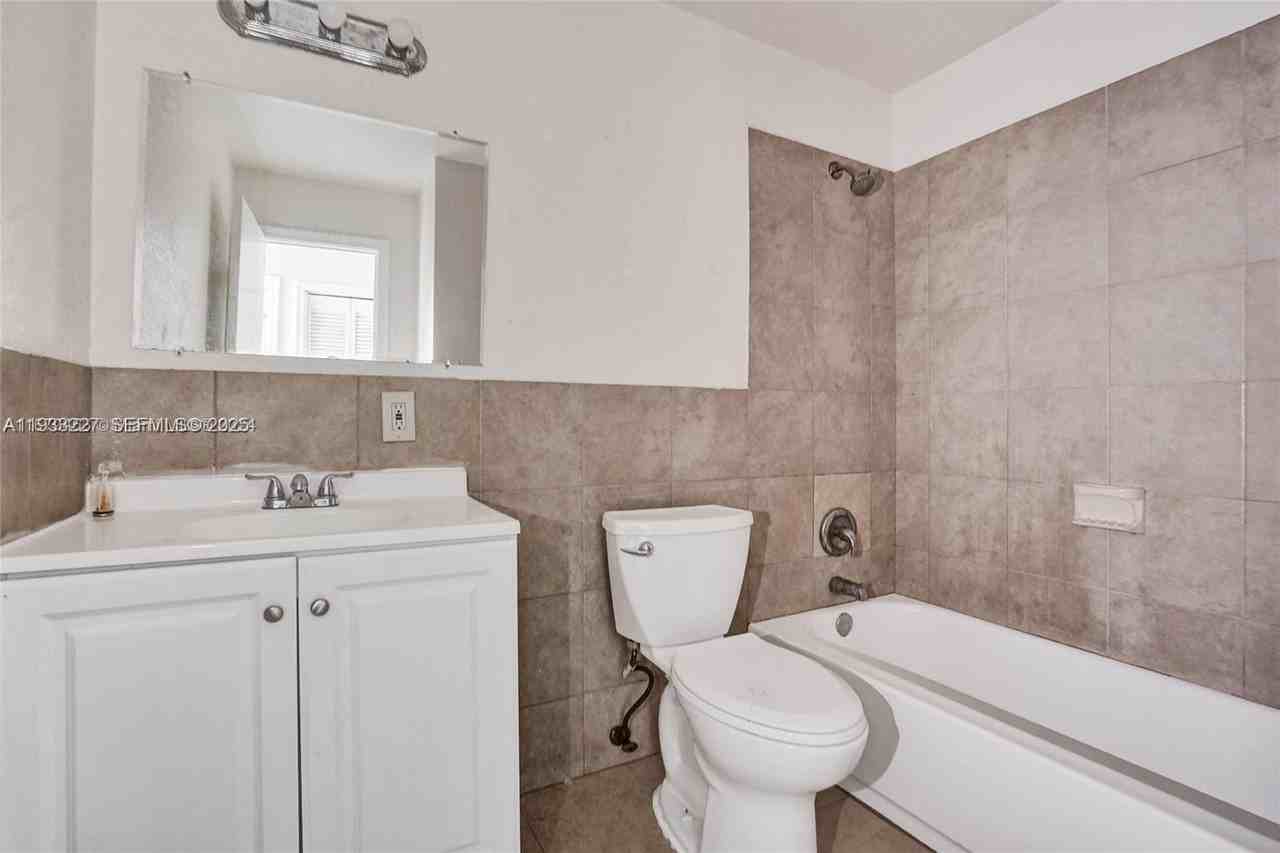 5308 Nw 18th Pl #2 - Photo 3 of 6