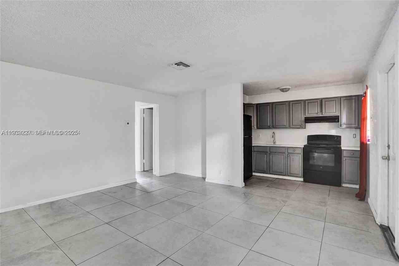 5308 Nw 18th Pl #2 - Photo 6 of 6