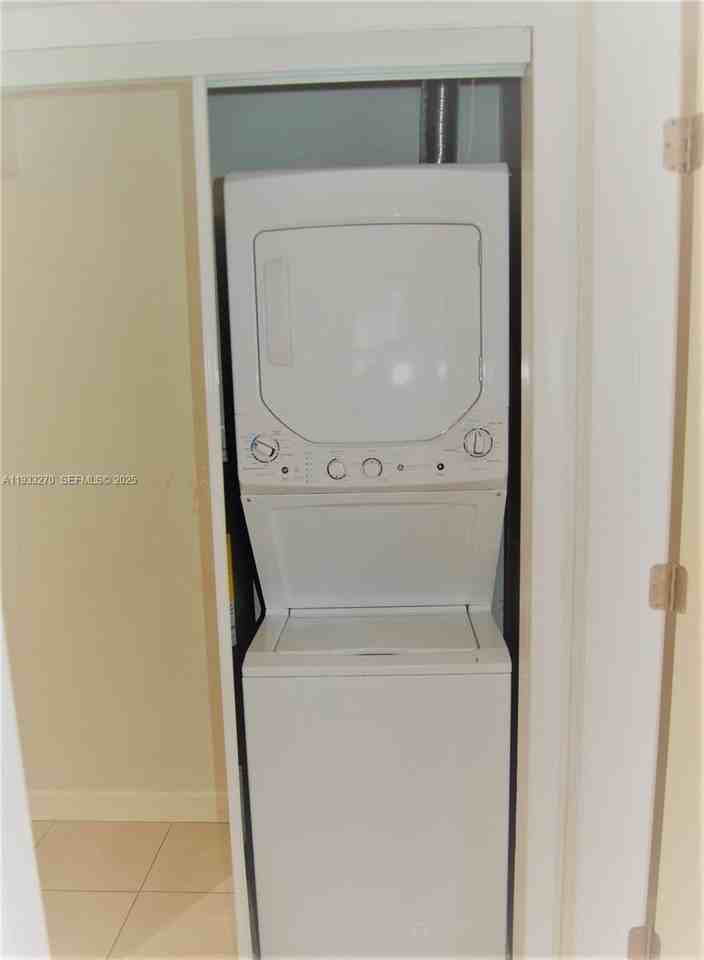 2481 Sw 11th St #2481 - Photo 3 of 10