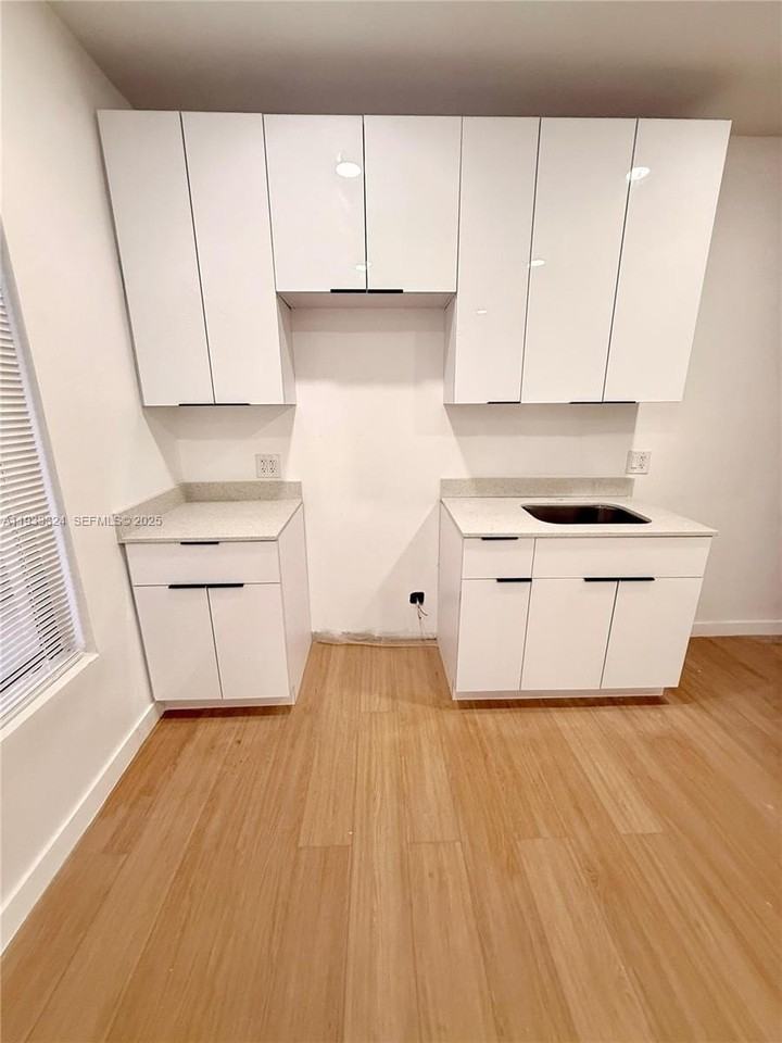 125 Sw 19th Ave #2 - Photo 2 of 8