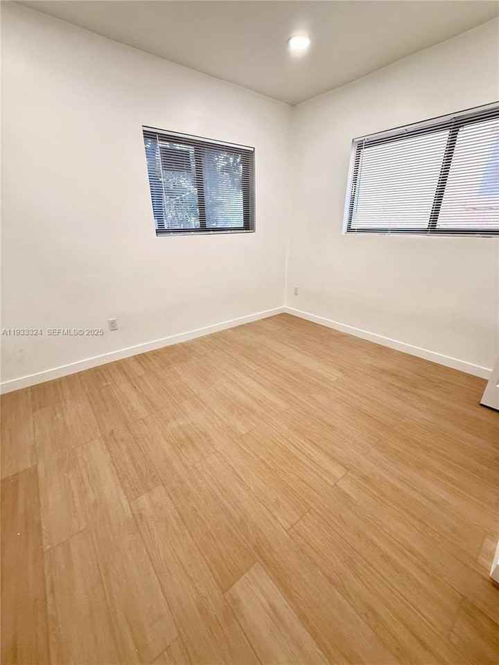 125 Sw 19th Ave #2 - Photo 6 of 8