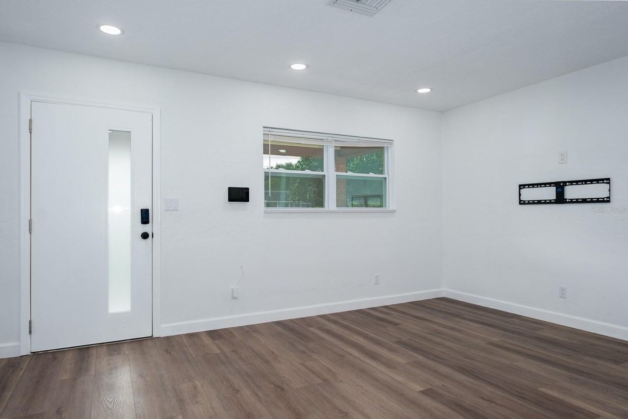 781 40th Ave Ne - Photo 5 of 28