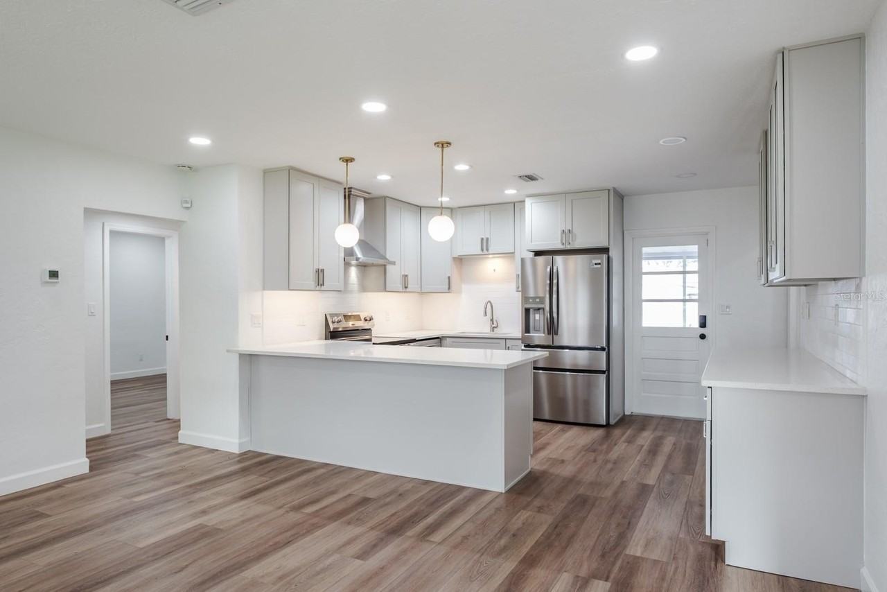 781 40th Ave Ne - Photo 7 of 28