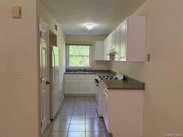 124 Sylvan Ave - Photo 4 of 9