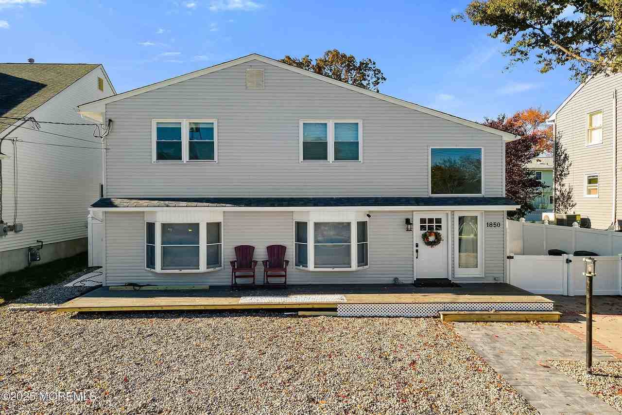 1850 Shore Blvd - Photo 4 of 28