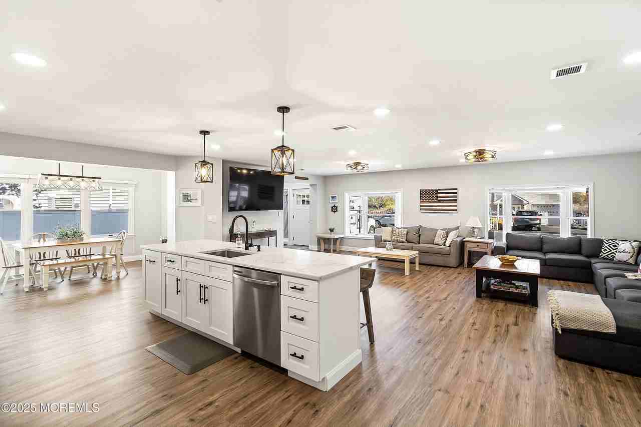 1850 Shore Blvd - Photo 6 of 28