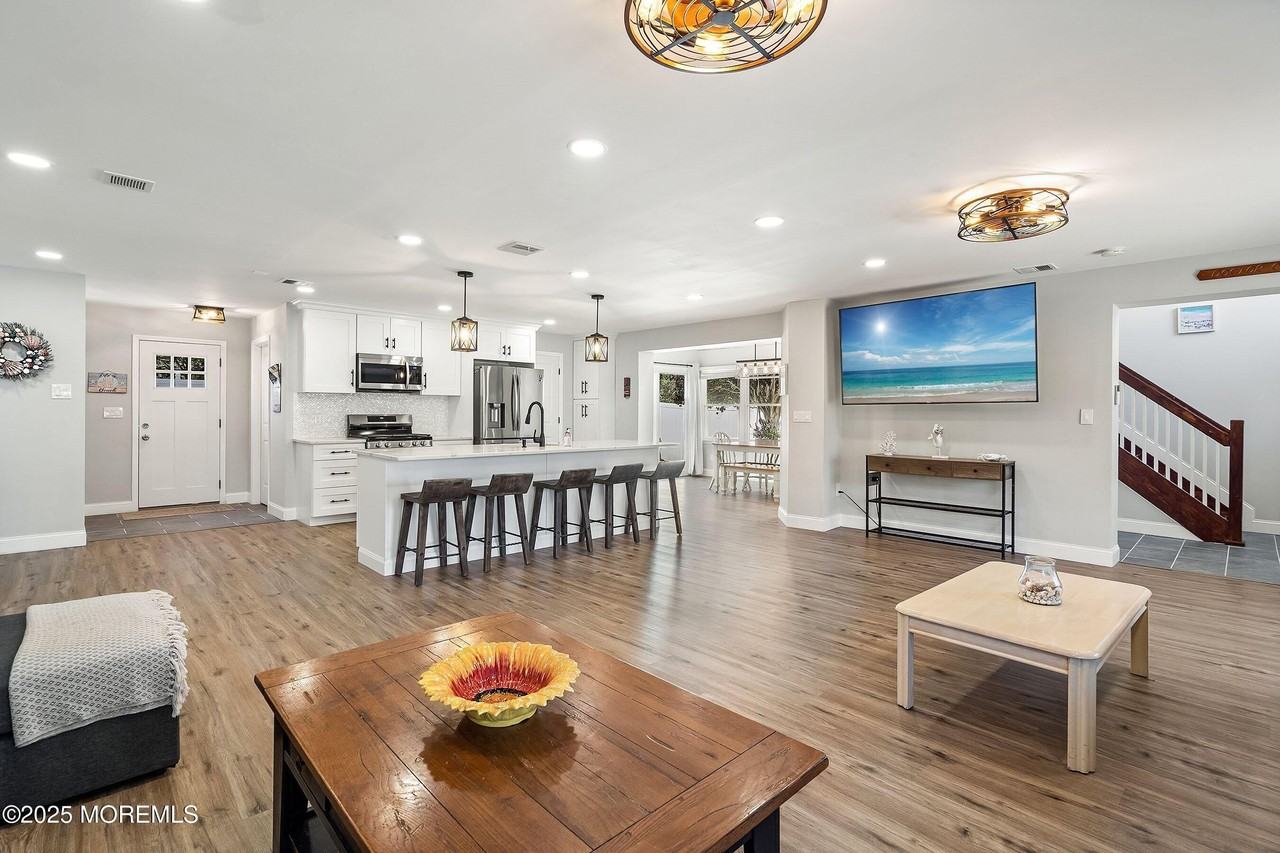 1850 Shore Blvd - Photo 7 of 28