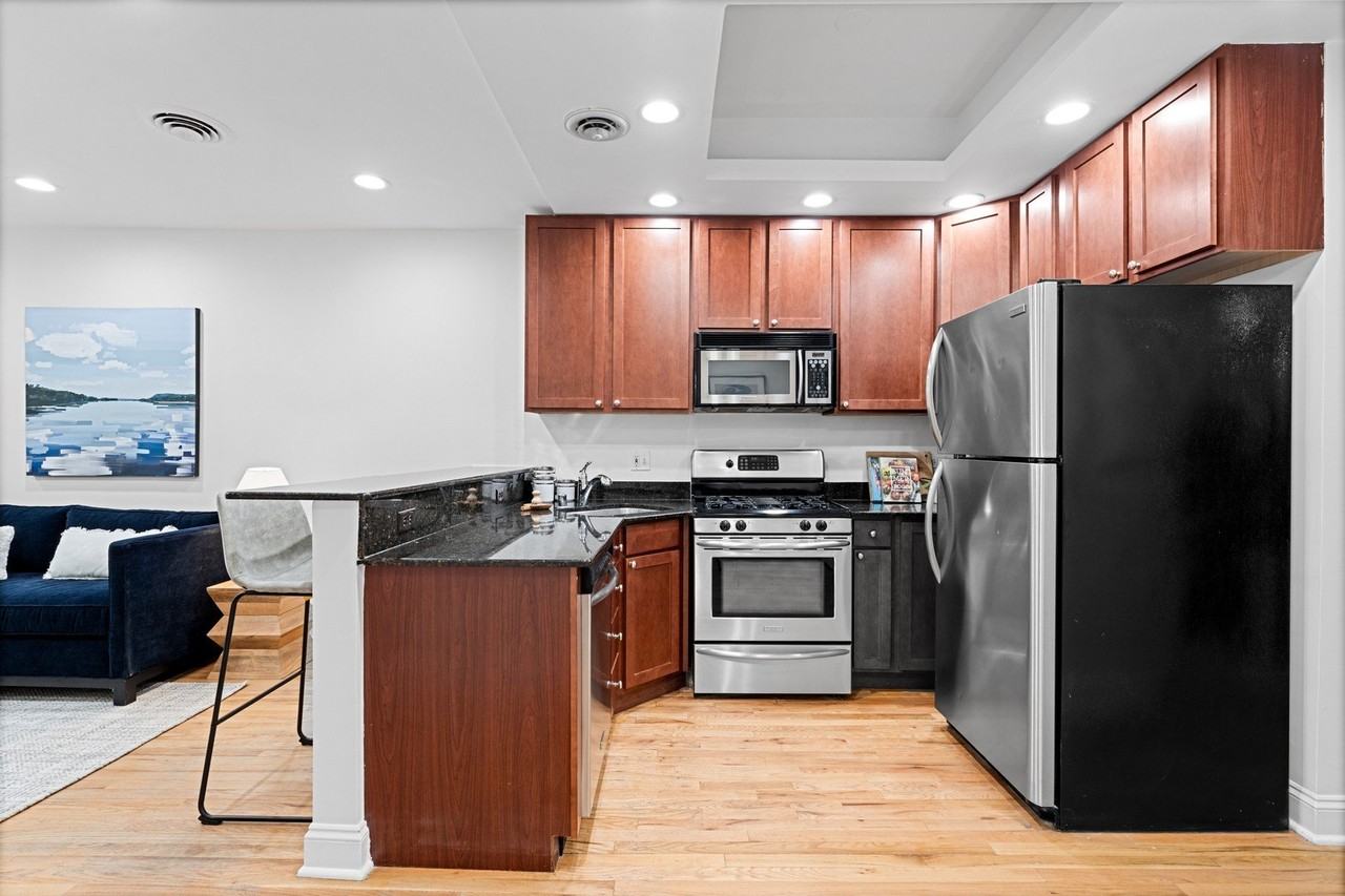 950 W Belle Plaine Ave Apt 1w #1W - Photo 2 of 9