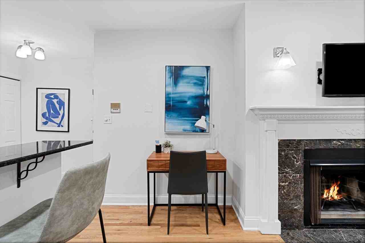 950 W Belle Plaine Ave Apt 1w #1W - Photo 6 of 9