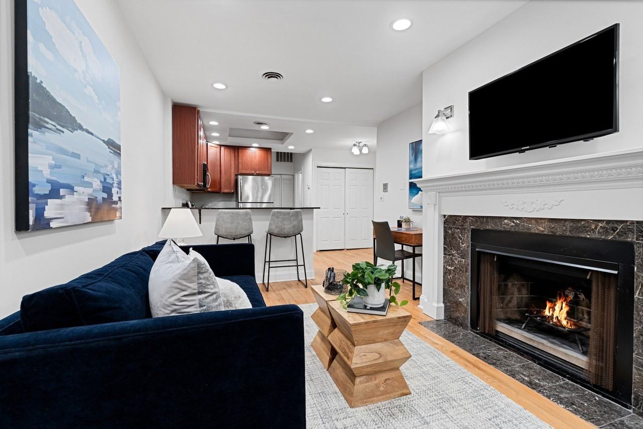 950 W Belle Plaine Ave Apt 1w #1W - Photo 7 of 9