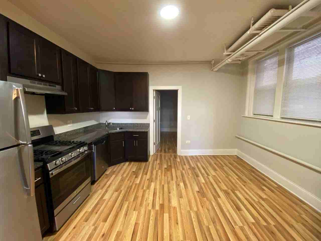 1525 W Estes Ave Apt G1 #G1 - Photo 5 of 10