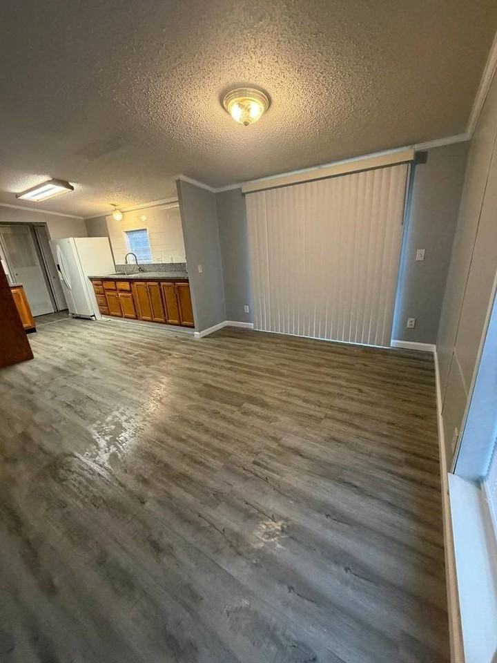 2246 Poplar Ln - Photo 4 of 18