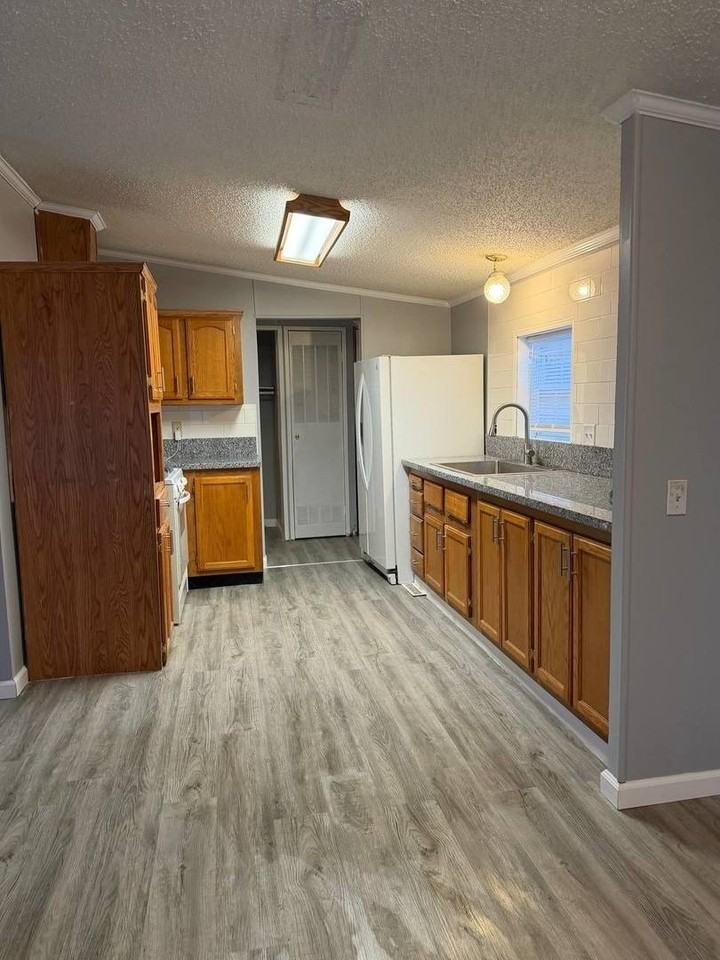 2246 Poplar Ln - Photo 6 of 18