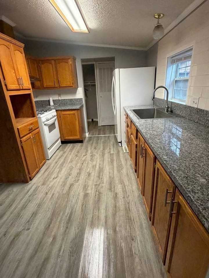 2246 Poplar Ln - Photo 7 of 18