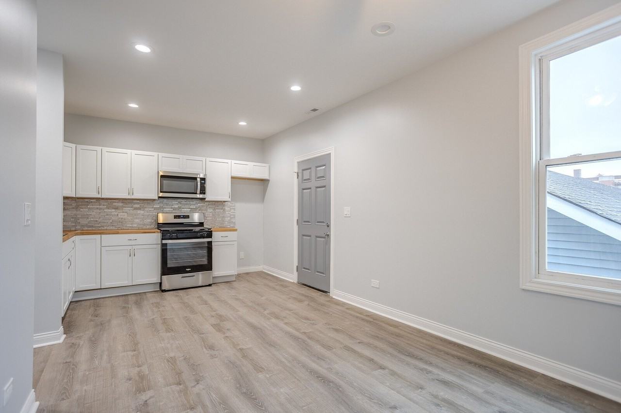 1013 W 18th Pl Unit 2r #2R - Photo 3 of 12