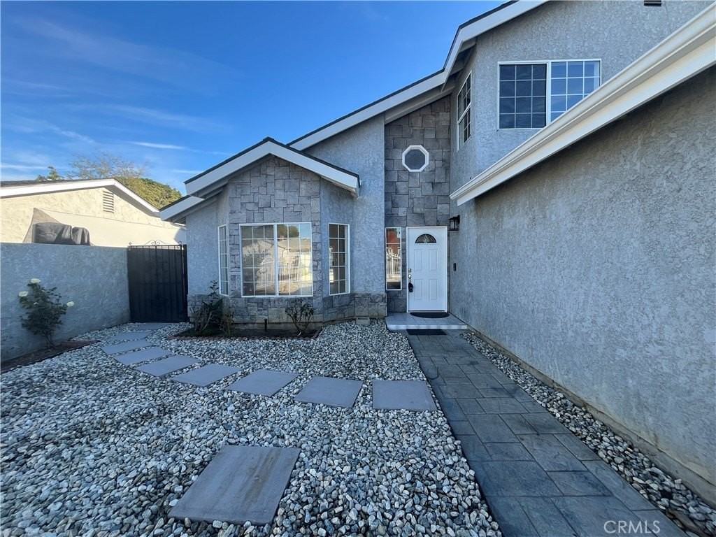 7522 Balcom Ave - Photo 2 of 22