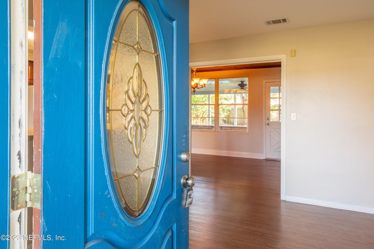 1059 Glynlea Rd - Photo 3 of 22