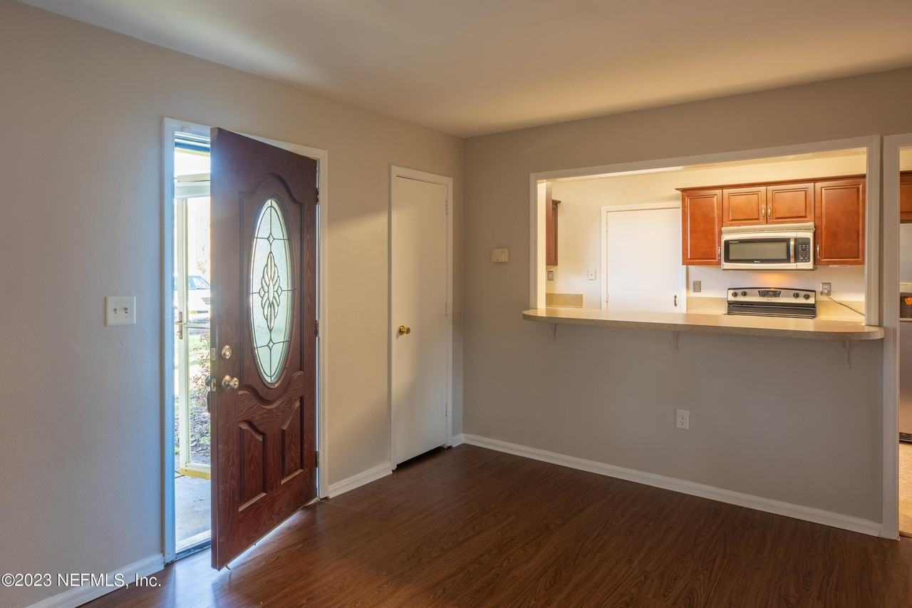 1059 Glynlea Rd - Photo 4 of 22