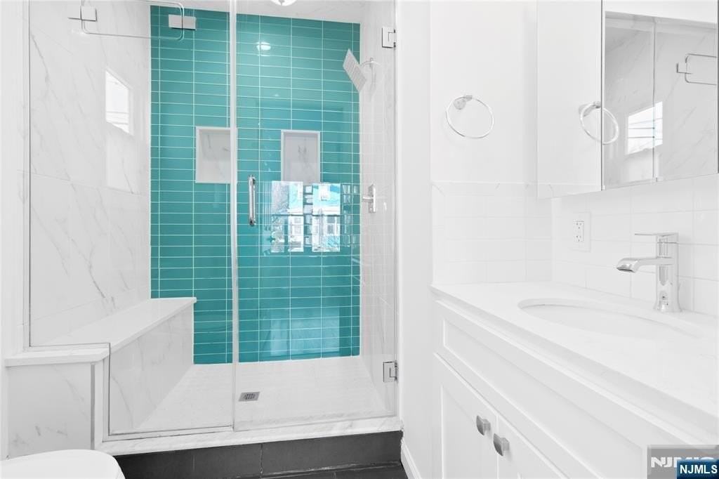 43 Howe Ave - Photo 4 of 14