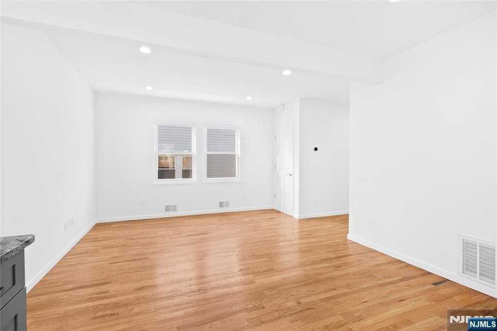 43 Howe Ave - Photo 7 of 14