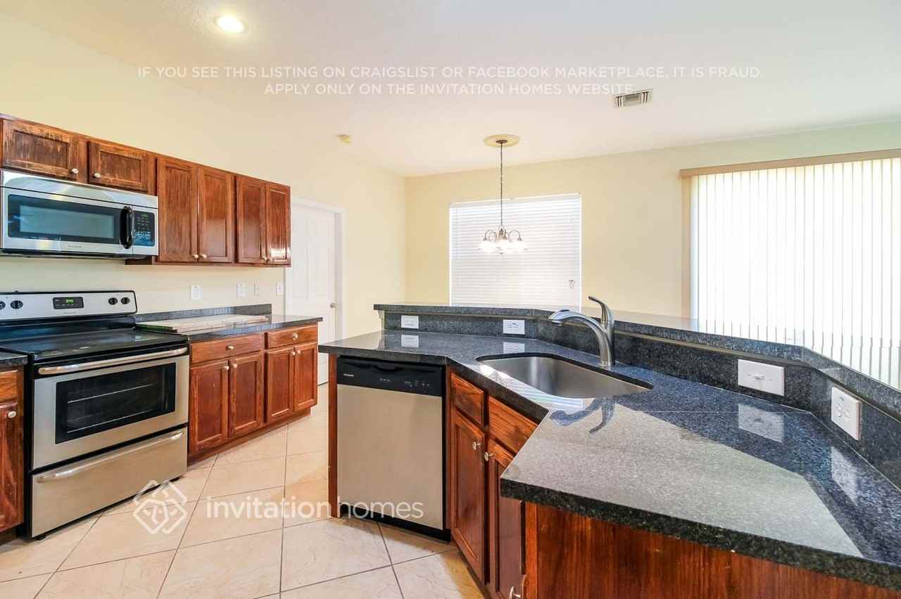 1324 Fishers Pl - Photo 5 of 25