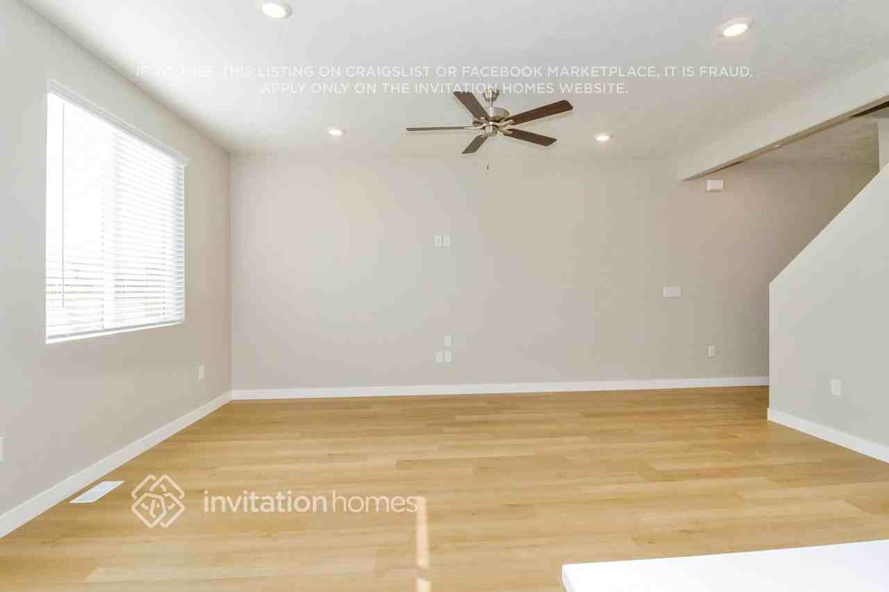 6061 W Lower Brook Ln - Photo 4 of 17