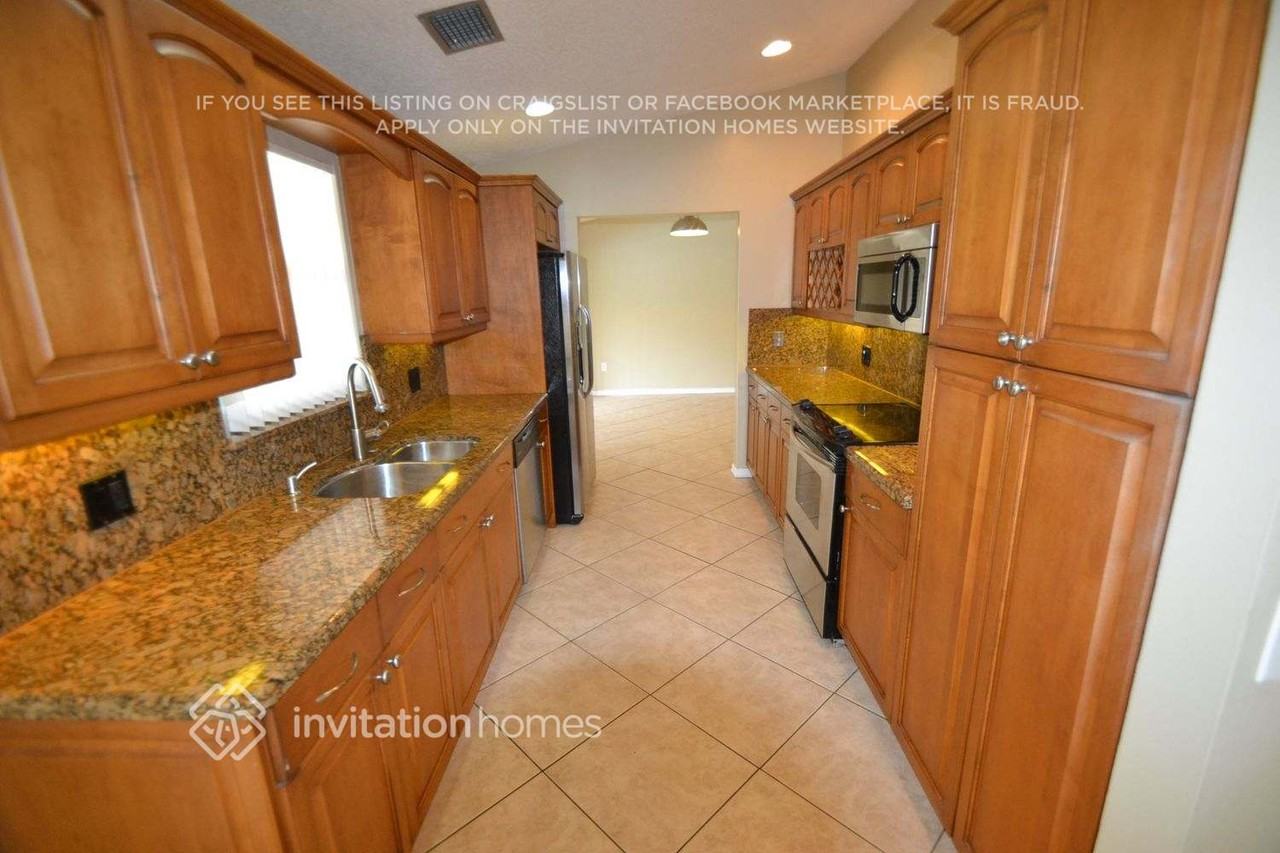 9701 Nw 14th St - Photo 6 of 16