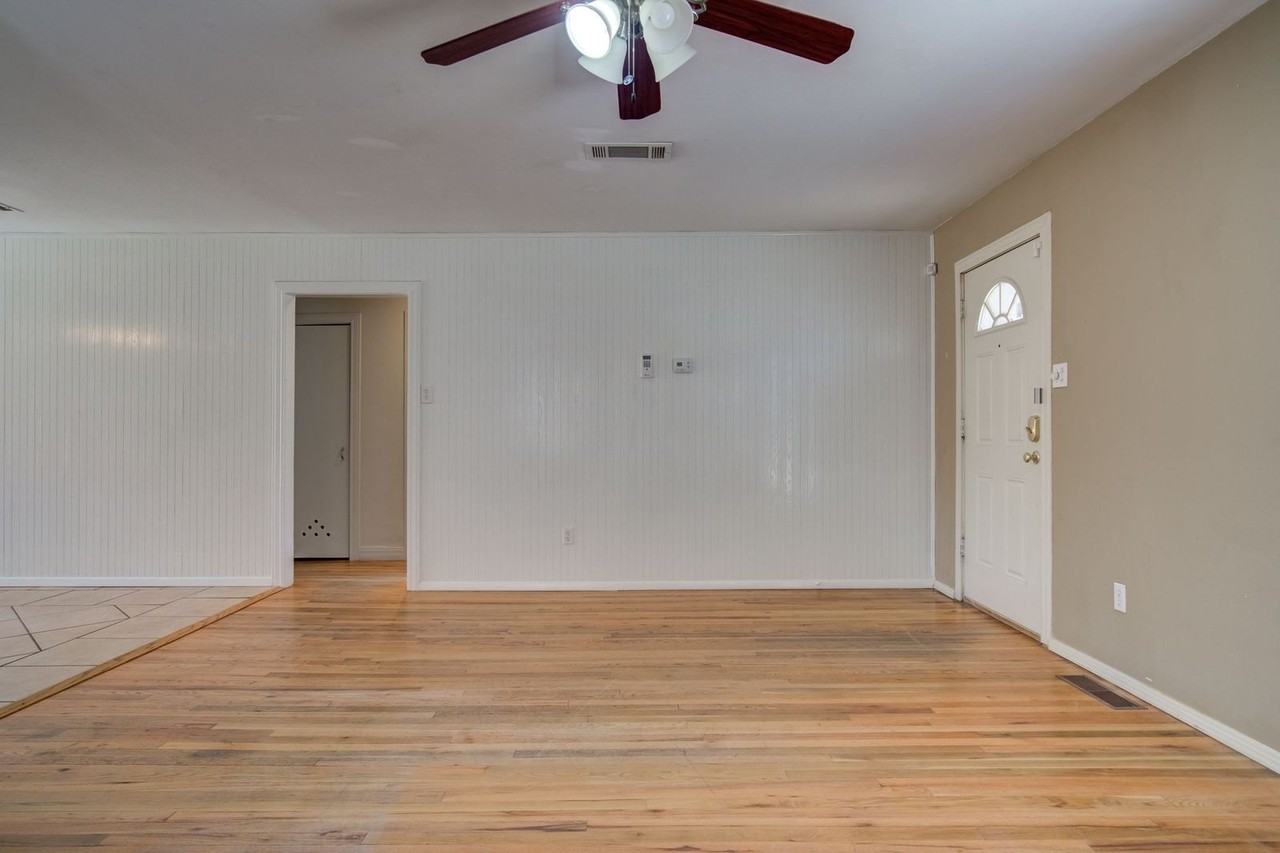 2216 32nd St - Photo 2 of 13