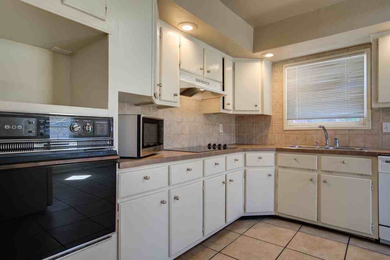 2216 32nd St - Photo 5 of 13