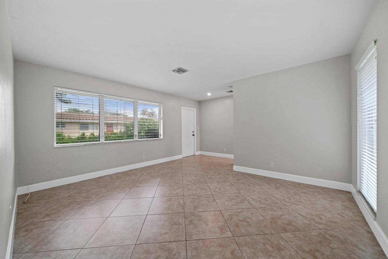 541 Ne 44th St #B - Photo 2 of 15