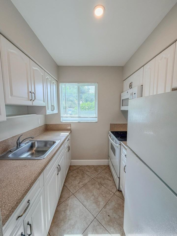 541 Ne 44th St #B - Photo 4 of 15