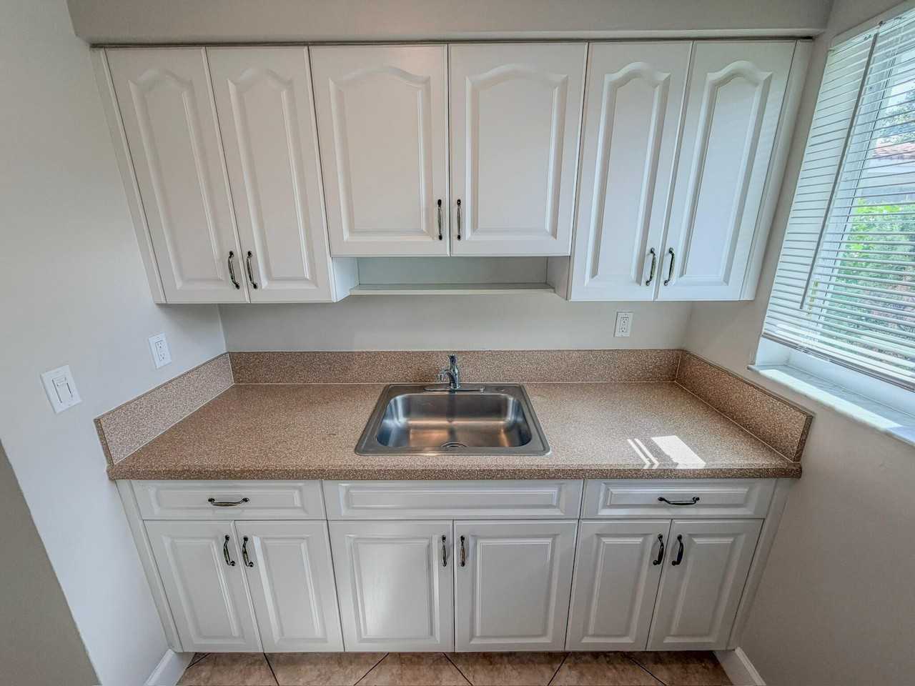 541 Ne 44th St #B - Photo 5 of 15