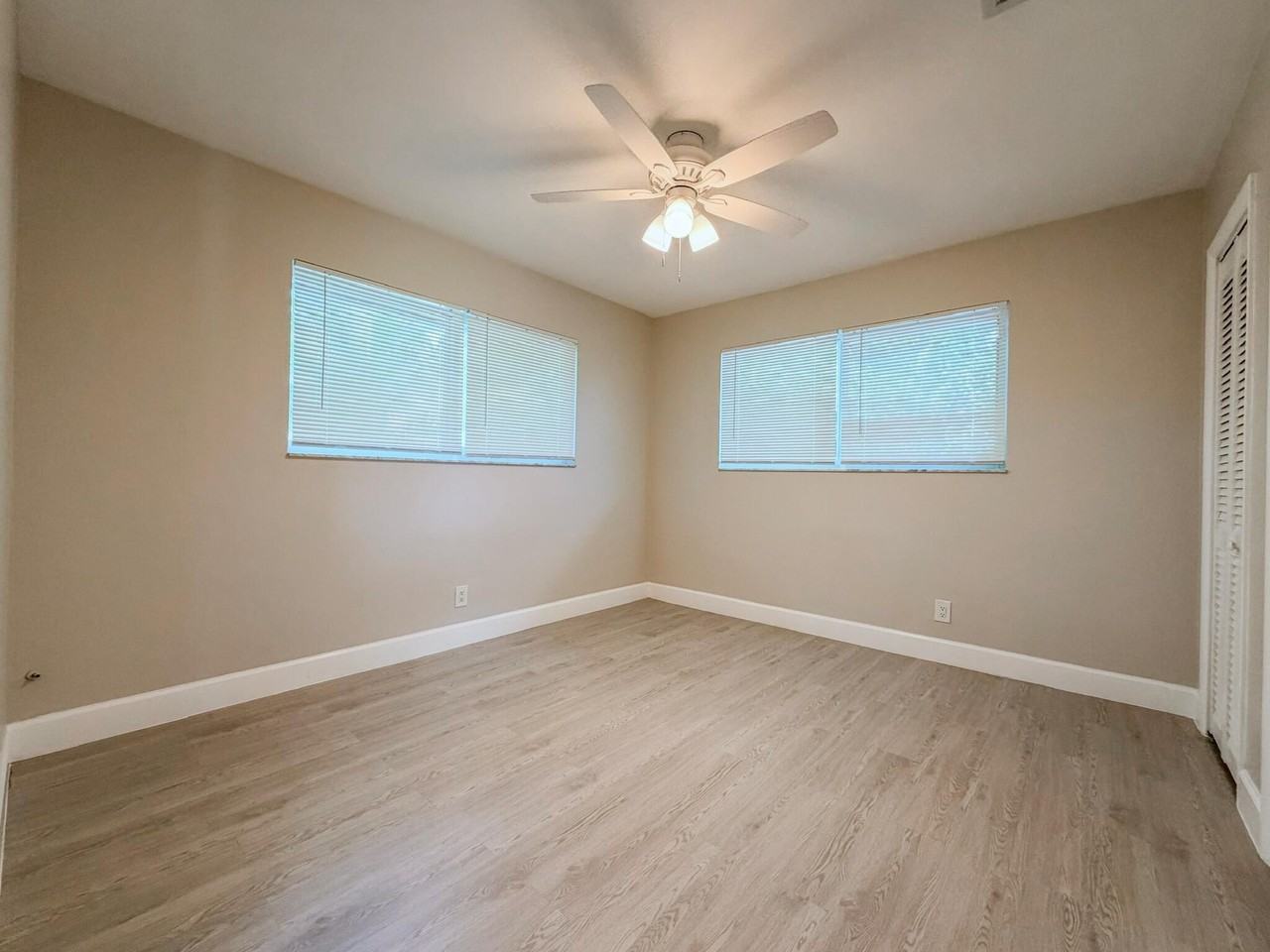 541 Ne 44th St #B - Photo 7 of 15