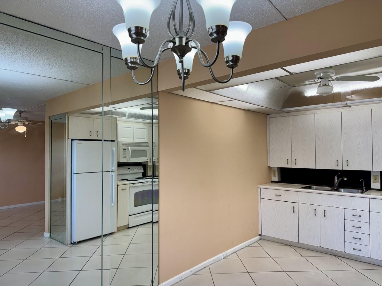 4053 Hythe C - Photo 6 of 41