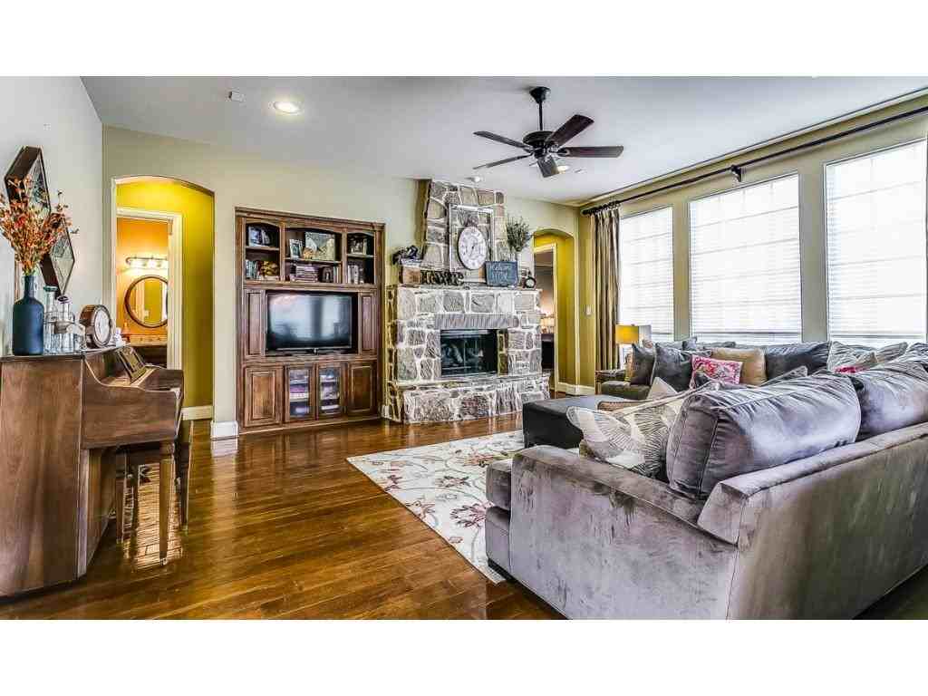 6400 Castle Rock Cir - Photo 3 of 20