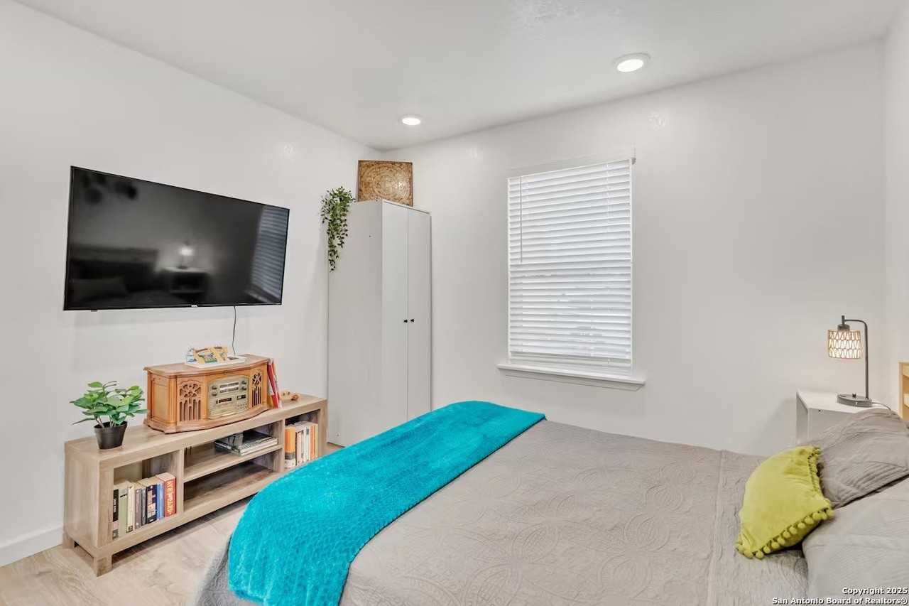 1407 Leal St Unit 3 #3 - Photo 5 of 35